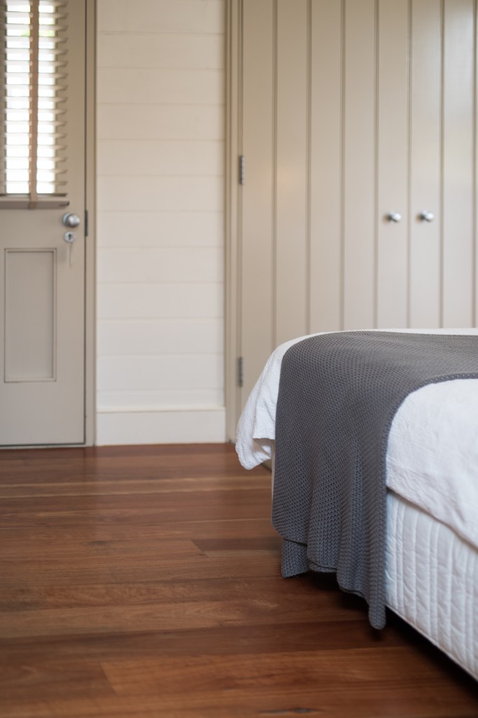 accommodation-apartment-bed-bed-linen-bedding-bedroom-bedsheets-bedstead-blanket-clean-comfort_t20_gLdOyN